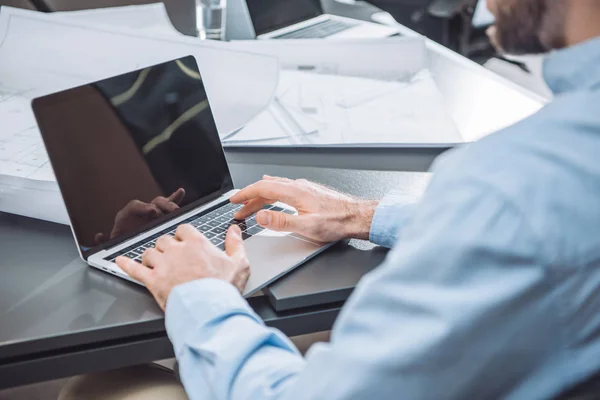 Recortado Disparo Arquitecto Trabajando Con Ordenador Portátil Oficina — Foto de Stock