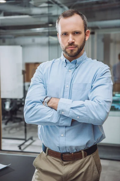 Schöner Erfolgreicher Geschäftsmann Mit Verschränkten Armen Büro — Stockfoto