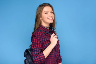 güzel genç gülümseyen kız ile izole mavi sırt çantası,