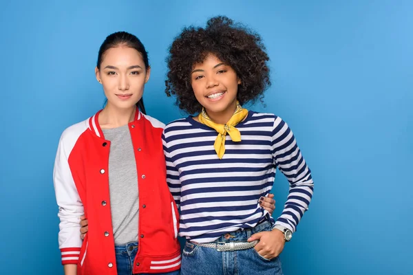 Smilende Afroamerikanske Asiatiske Venner Som Poserer Isolert Blått – royaltyfritt gratis stockfoto