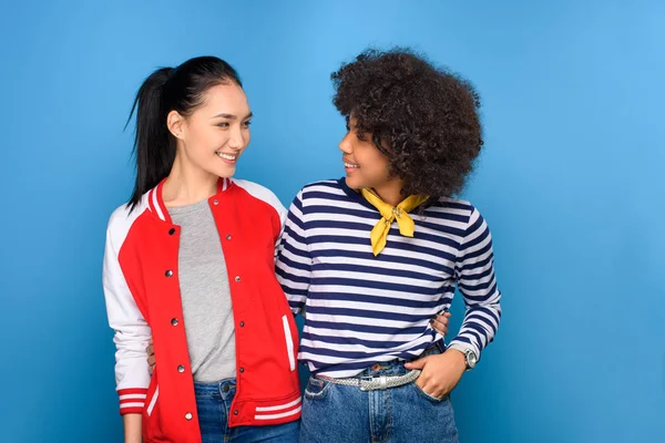 Cheerful Multiethnic Girls Looking Each Other Isolated Blue — Stock Photo, Image