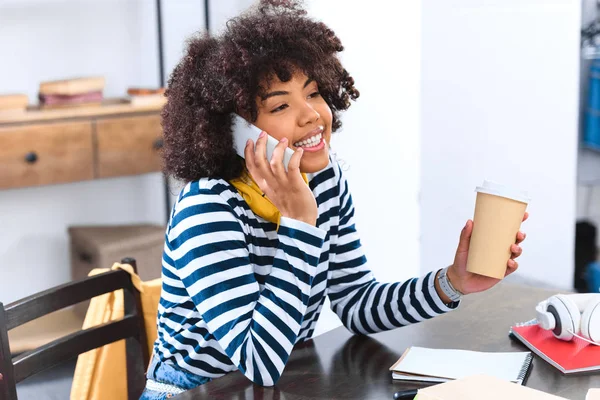 Sorrindo Estudante Afro Americano Com Café Para Falar Smartphone — Fotografia de Stock Grátis