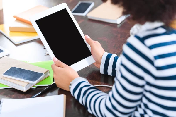 Vista Parcial Del Estudiante Con Auriculares Tableta Sentados Mesa — Foto de Stock