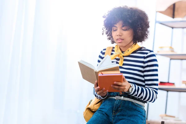 Portrait Jeune Étudiant Afro Américain Avec Livres Sac Dos — Photo