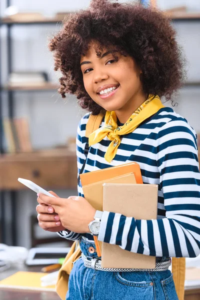 Portrait Smiling African American Student Smartphone — Stock Photo, Image