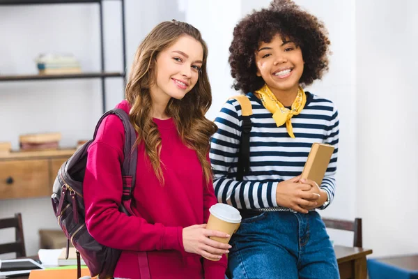 Retrato Estudiantes Multiétnicos Sonrientes Con Mochilas — Foto de Stock