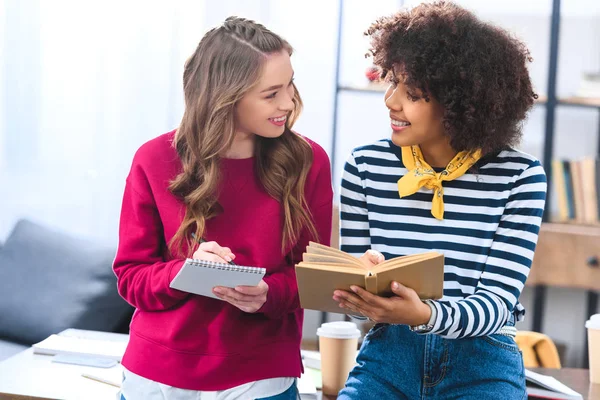 Portret Van Glimlachen Van Multi Etnische Studenten Met Boek Notebook — Stockfoto