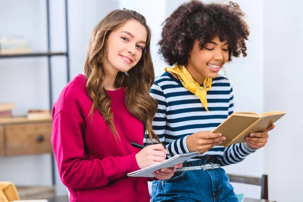 Estudiantes Multiétnicos Sonrientes Con Libro Cuaderno — Foto de stock gratis