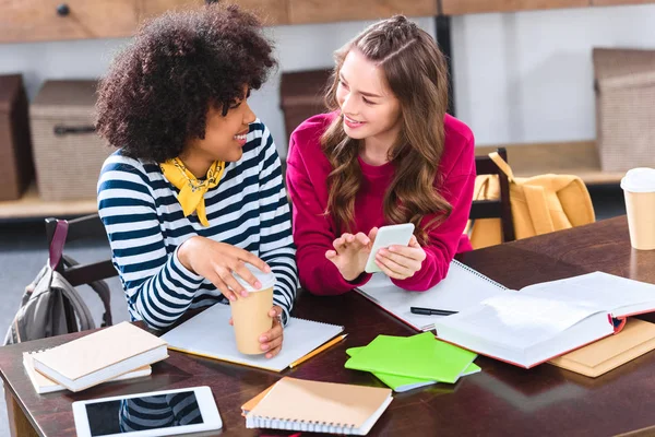 Ritratto Studenti Multiculturali Che Utilizzano Smartphone Mentre Studiano Insieme — Foto stock gratuita