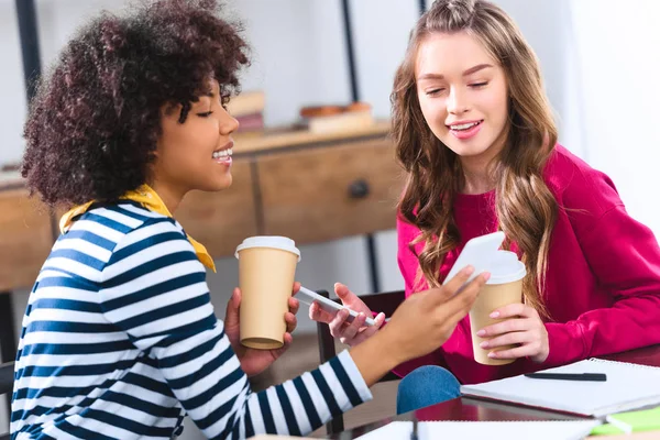 Studenti Multiculturali Sorridenti Che Utilizzano Smartphone Insieme — Foto Stock