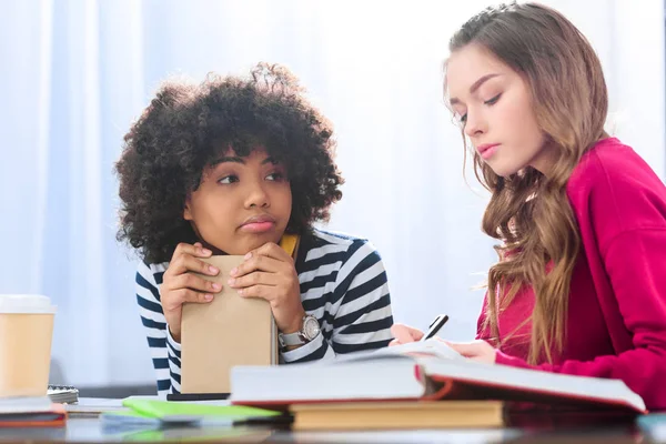 Retrato Estudiantes Multiculturales Que Estudian Juntos — Foto de Stock