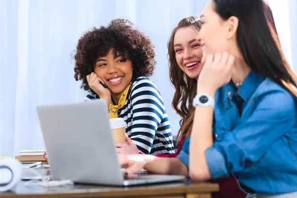 Grupo Multicultural Jovens Estudantes Que Estudam Juntos — Fotografia de Stock