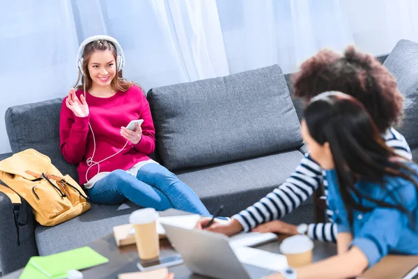 Selektywny Fokus Uśmiechający Się Młody Młody Student Macha Przyjaciół Tabeli — Darmowe zdjęcie stockowe