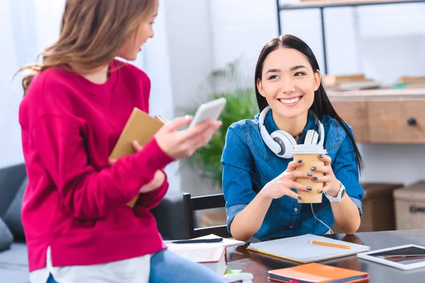 Enfoque Selectivo Sonreír Estudiantes Multiétnicos Con Dispositivos Digitales Que Estudian — Foto de Stock