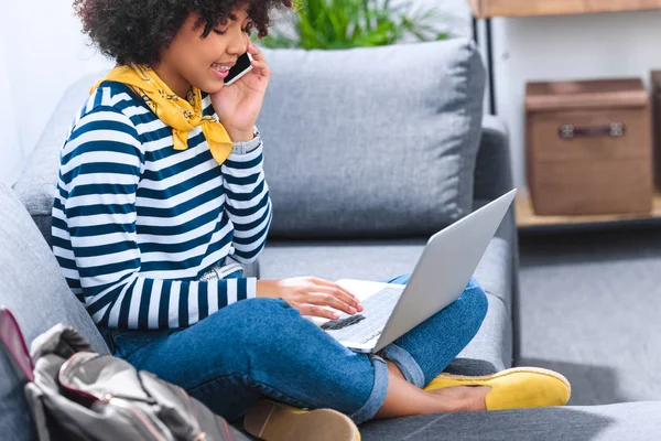 Vista Lateral Joven Afroamericana Sonriente Hablando Teléfono Inteligente Mientras Utiliza — Foto de Stock