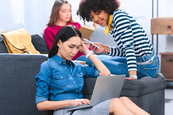 Asiático Joven Mujer Usando Laptop Mientras Haciendo Tarea Junto Con — Foto de Stock