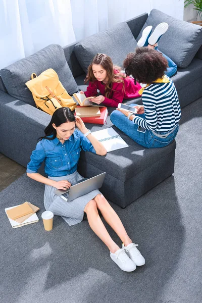 High Angle View Multiethnic Students Doing Homework Together — Stock Photo, Image