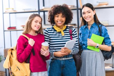 çok ırklı öğrencileri sırt çantaları ile gülümseyen portresi