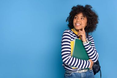 Mavi izole dizüstü bilgisayarlar ile neşeli Afro-Amerikan öğrenci portresi