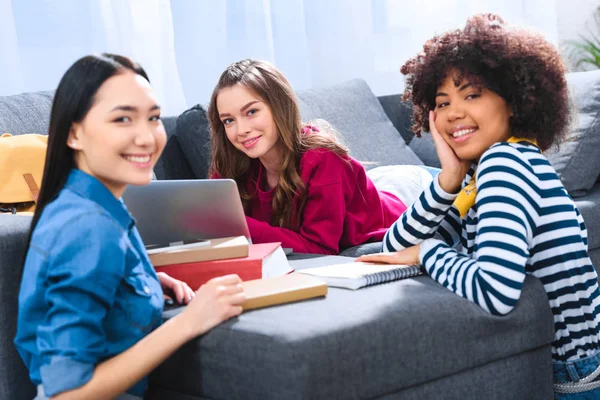 Porträt Lächelnder Multikultureller Studenten Die Bei Gemeinsamen Hausaufgaben Die Kamera — Stockfoto