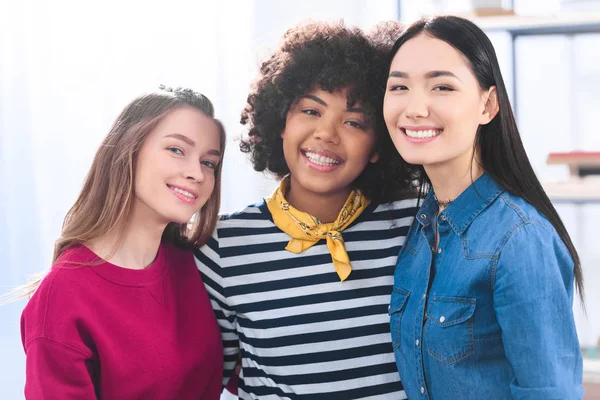 Retrato Estudiantes Multirraciales Alegres Mirando Cámara — Foto de Stock