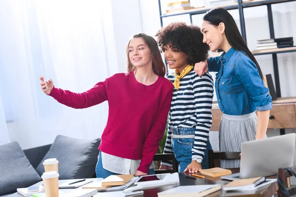 Estudiantes Multiculturales Sonrientes Tomando Selfie Teléfono Inteligente Juntos — Foto de stock gratis