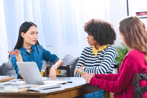 Multiraciale Studenten Discussie Terwijl Het Doen Van Huiswerk Samen — Stockfoto