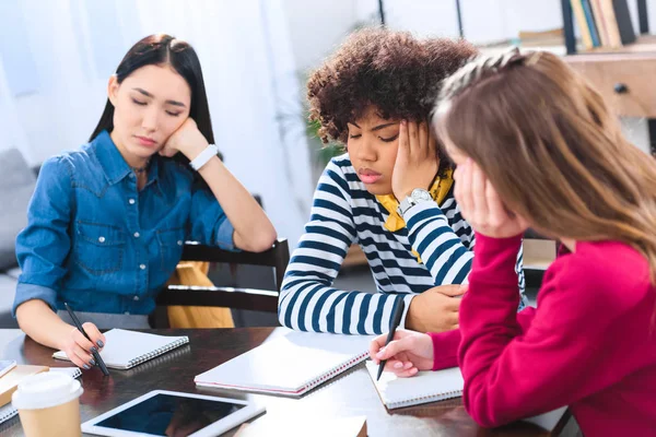 Annoiato Studenti Multirazziali Seduti Tavola Mentre Fanno Compiti Insieme — Foto Stock