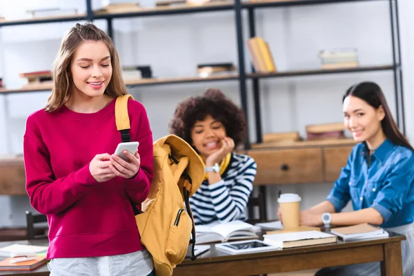 Seçici Odak Smartphone Çok Kültürlü Arkadaşlar Arkasında Eğitim Gülümseyen Öğrencinin — Stok fotoğraf