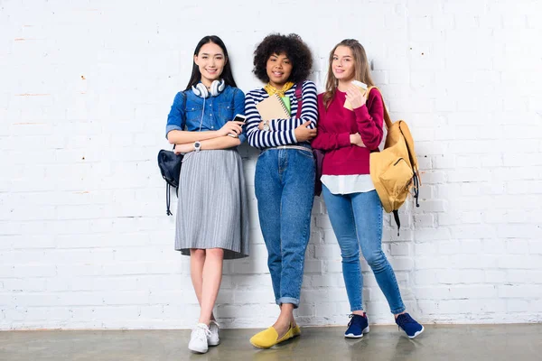 Smiling Multiracial Students Standing White Brick Wall — Stock Photo, Image