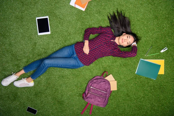 Letecké Snímky Mladých Asijských Student Leží Zelené Trávě — Stock fotografie