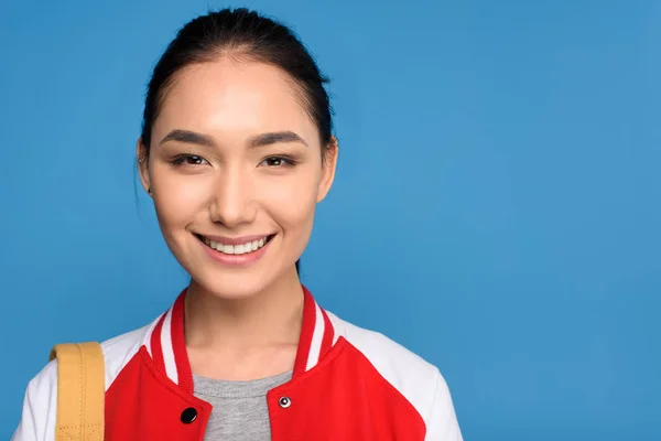 Portret Van Lachende Aziatische Vrouw Kijken Camera Geïsoleerd Blauw — Stockfoto