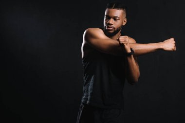 yakışıklı atletik Afrikalı-Amerikalı adam siyah izole eller germe