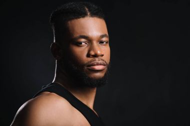 yakışıklı genç atletik Afrikalı-Amerikalı adam siyah izole kamera bakarak portresi