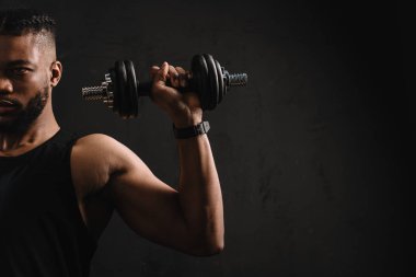 siyah izole dumbbell ile eğitim kas Afro-Amerikan adamın kırpılmış atış