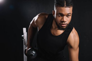yakışıklı genç Afro-Amerikan sporcu ile Halter salonunda egzersiz