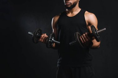 siyah izole dumbbells ile egzersiz kas Afro-Amerikan adamın kırpılmış atış