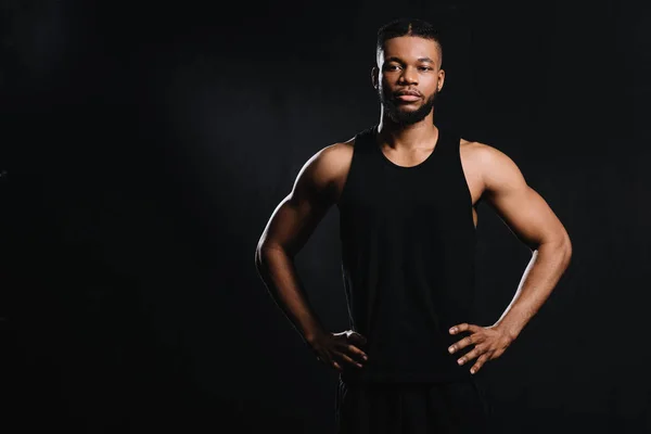 Vertrouwen Afro Amerikaanse Sportman Permanent Met Handen Taille Geïsoleerd Zwart — Stockfoto