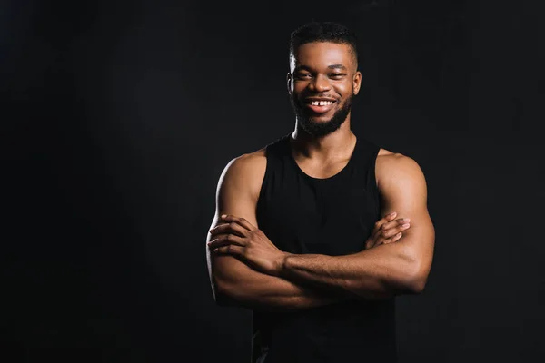 Feliz Joven Afroamericano Deportista Pie Con Los Brazos Cruzados Aislados — Foto de Stock