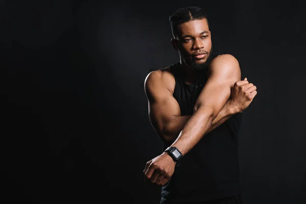 黒に分離された手を伸ばす筋肉のアフリカ系アメリカ人 — ストック写真