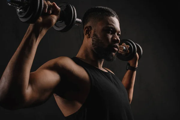 Concentrado Muscular Afroamericano Hombre Ejercitando Con Mancuernas Aisladas Negro —  Fotos de Stock