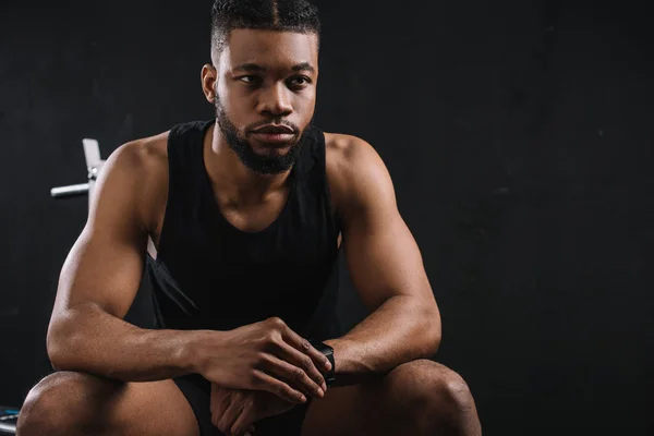 Guapo Joven Afroamericano Deportista Sentado Mirando Hacia Otro Lado Negro — Foto de Stock