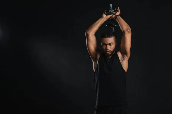 Atlético Jovem Afro Americano Homem Exercitando Com Halteres Isolado Preto — Fotografia de Stock