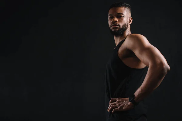 Sidovy Atletiska Unga Afroamerikanska Mannen Sportkläder Tittar Kameran Isolerade Svart — Stockfoto