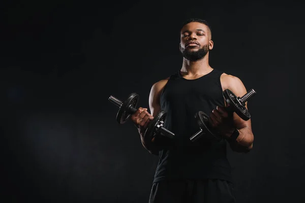 Low Winkelaufnahme Eines Jungen Afrikanisch Amerikanischen Sportlers Der Hanteln Hält — Stockfoto