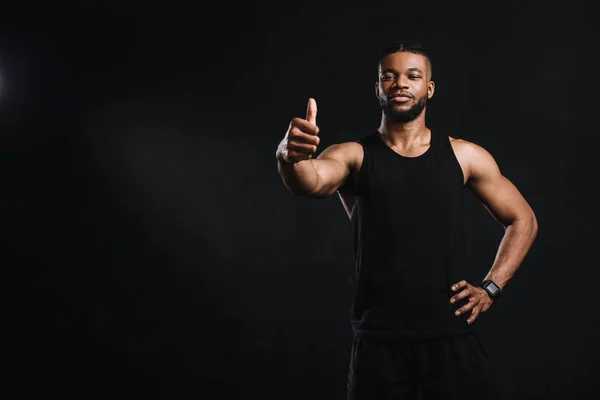 Αθλητική Νεαρός Αφρικανική Αμερικανική Άνθρωπος Δείχνει Τον Αντίχειρα Επάνω Και — Φωτογραφία Αρχείου