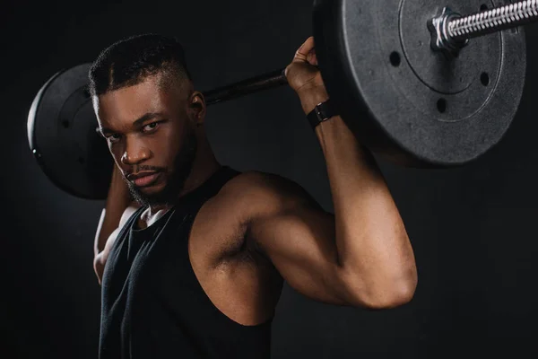 Muskulöser Junger Afrikanisch Amerikanischer Sportler Hebt Die Langhantel Und Schaut — Stockfoto