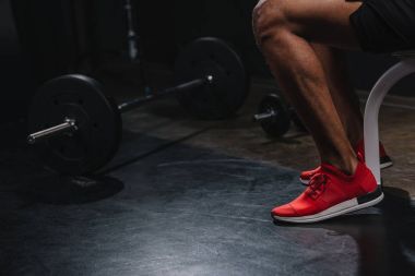 Afrika kökenli Amerikalı sporcu spor salonunda eğitim spor ayakkabı içinde kırpılmış atış