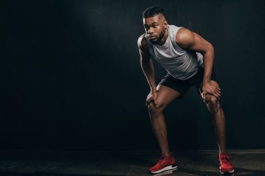 spor giyim uzakta üstünde siyah bakarak atletik genç Afro-Amerikan adam görünümünü tam uzunlukta