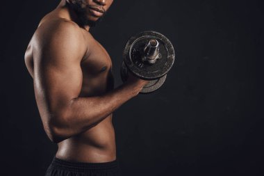 siyah izole dumbbell ile egzersiz kas gömleksiz Afro-Amerikan biri kırpılmış atış